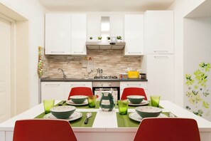 Kühlschrank, Geschirrspüler, Toaster, Esstisch