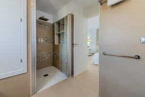 Shower, hair dryer, towels - Spacious and bright apartment with sea view, Villa Poniente 1 bedroom (Conil de la Frontera)