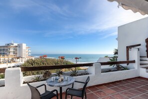 Property grounds - Spacious and bright apartment with sea view, Villa Poniente 1 bedroom (Conil de la Frontera)