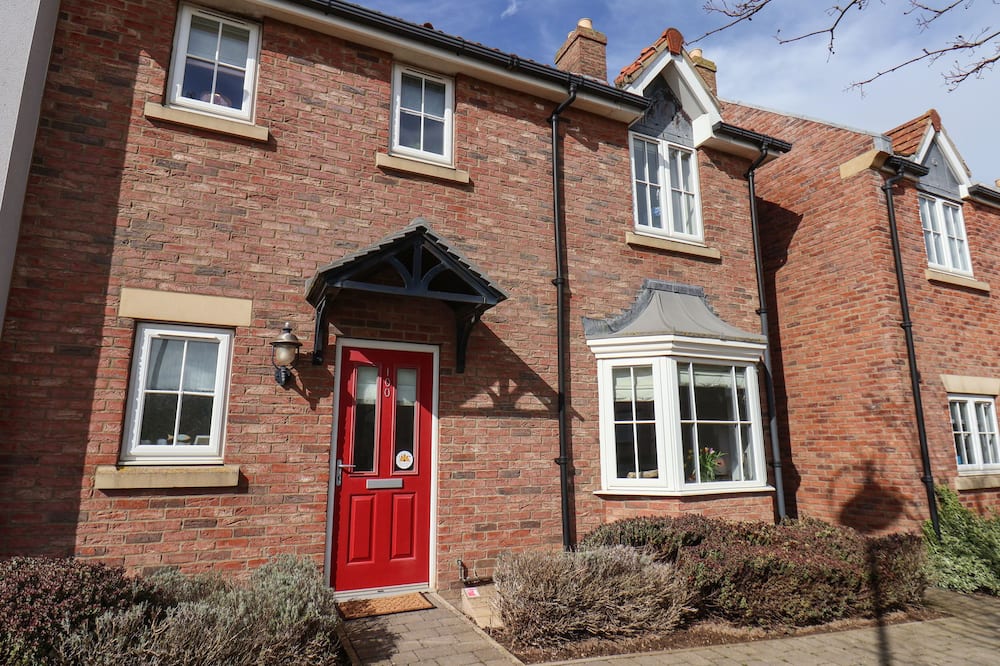 SANDCASTLE COTTAGE, pet friendly, country holiday cottage in Filey