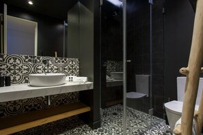 Een douche, een haardroger, handdoeken