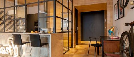 Refrigerador, microondas, horno, placa de cocina