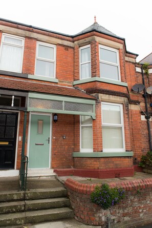 Exterior - Ashville Lodge - Five Bedroom House, Sleeps 10 (Scarborough)