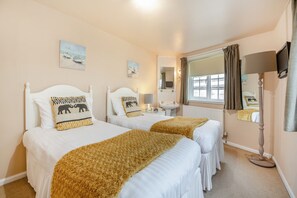 4 bedrooms, iron/ironing board, free WiFi, bed sheets