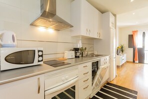Een koelkast, een microgolfoven, een oven, een vaatwasser