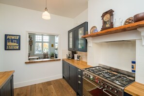 Apartment (2 Bedrooms) | Private kitchen | Fridge, microwave, stovetop, dishwasher - Tranquil Oasis by Pop Brixton (London)