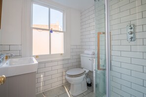 Ducha, artículos de higiene personal de diseño y secador de pelo