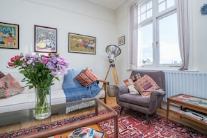 Apartment (2 Bedrooms) | Wohnzimmer | 24-Zoll-Fernseher mit Kabelempfang, Bücher, Fußbodenheizung