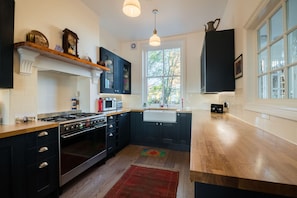 Jääkaappi, mikroaaltouuni, liesi, astianpesukone