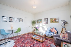 Apartment (2 Bedrooms) | Wohnzimmer | 24-Zoll-Fernseher mit Kabelempfang, Bücher, Fußbodenheizung