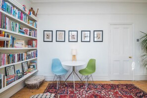 Apartment (2 Bedrooms) | Living room | 24-inch TV with cable channels, books, heated floors - Tranquil Oasis by Pop Brixton (London)