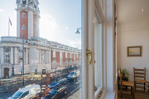 Televisio, kirjoja, lämmitetyt lattiat