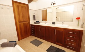 Bathtub, eco-friendly toiletries, hair dryer, towels - Amazing Villa with swimming pool, Wifi, Terrace, Patio, BBQ and Great Views (Porreres)