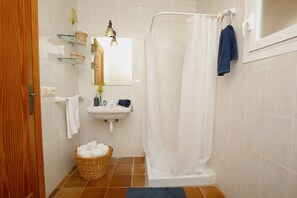 Badewanne, umweltfreundliche Kosmetikartikel, Haartrockner, Handtücher