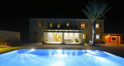 Amazing Villa with swimming pool, Wifi, Terrace, Patio, BBQ and Great Views