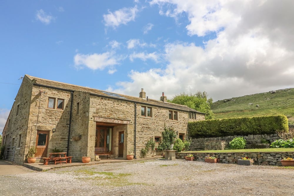 SWALLOW BARN, pet friendly, luxury holiday cottage in Silsden