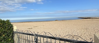 Bungalow ground floor in urbanization with direct access to the sea.