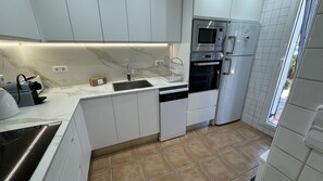 Een koelkast, een microgolfoven, een oven, een vaatwasser