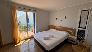 3 slaapkamers, een strijkplank/strijkijzer, gratis wifi, beddengoed