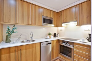 ثلاجة، ميكروويف، فرن، غسالة أطباق