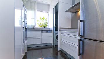 Een koelkast, een magnetron, een oven, een vaatwasser