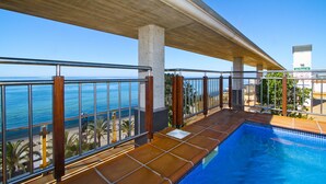 A rooftop pool with a view of the ocean and a bridge. - SOLUXE Apartment - Only Families - Beachfront (Salou)