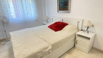 2 slaapkamers, een strijkplank/strijkijzer, internet, beddengoed