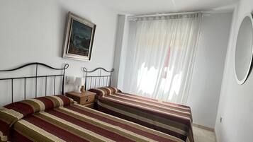 2 slaapkamers, een strijkplank/strijkijzer, internet, beddengoed