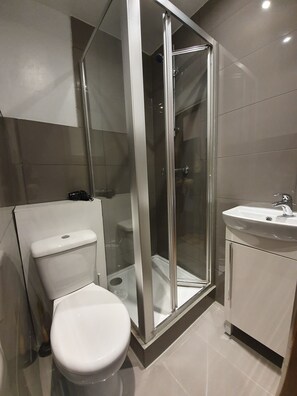 Apartamento Confort | Baño | Ducha, artículos de higiene personal gratuitos y secador de pelo
