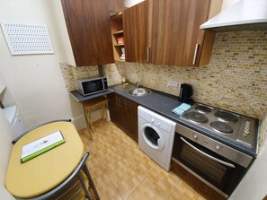 Apartament clàssic | Cuina privada | Frigorífic gran, microones, forn i placa de cuina 