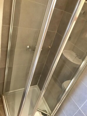 Studio Ville, 1 lit double, vue ville | Salle de bain | Douche, articles de toilette gratuits, sèche-cheveux