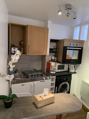 Appartamento Comfort | Cucina privata | Frigorifero con congelatore, microonde, forno, piano cottura