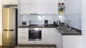 디럭스 아파트, 침실 4개, 발코니, 시내 전망 | 전용 주방 | 유아용 의자