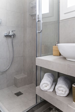 Deluxe Apartment, 4 Bedrooms, Balcony, City View | Bathroom | Shower, rainfall showerhead, towels