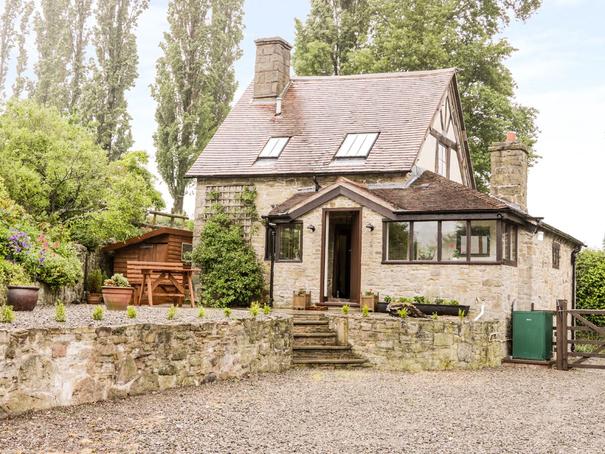 7 GRETTON, romantic, character holiday cottage in Cardington
