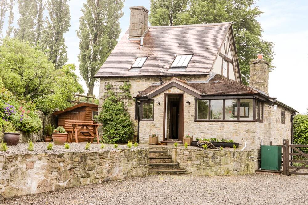 7 GRETTON, romantic, character holiday cottage in Cardington
