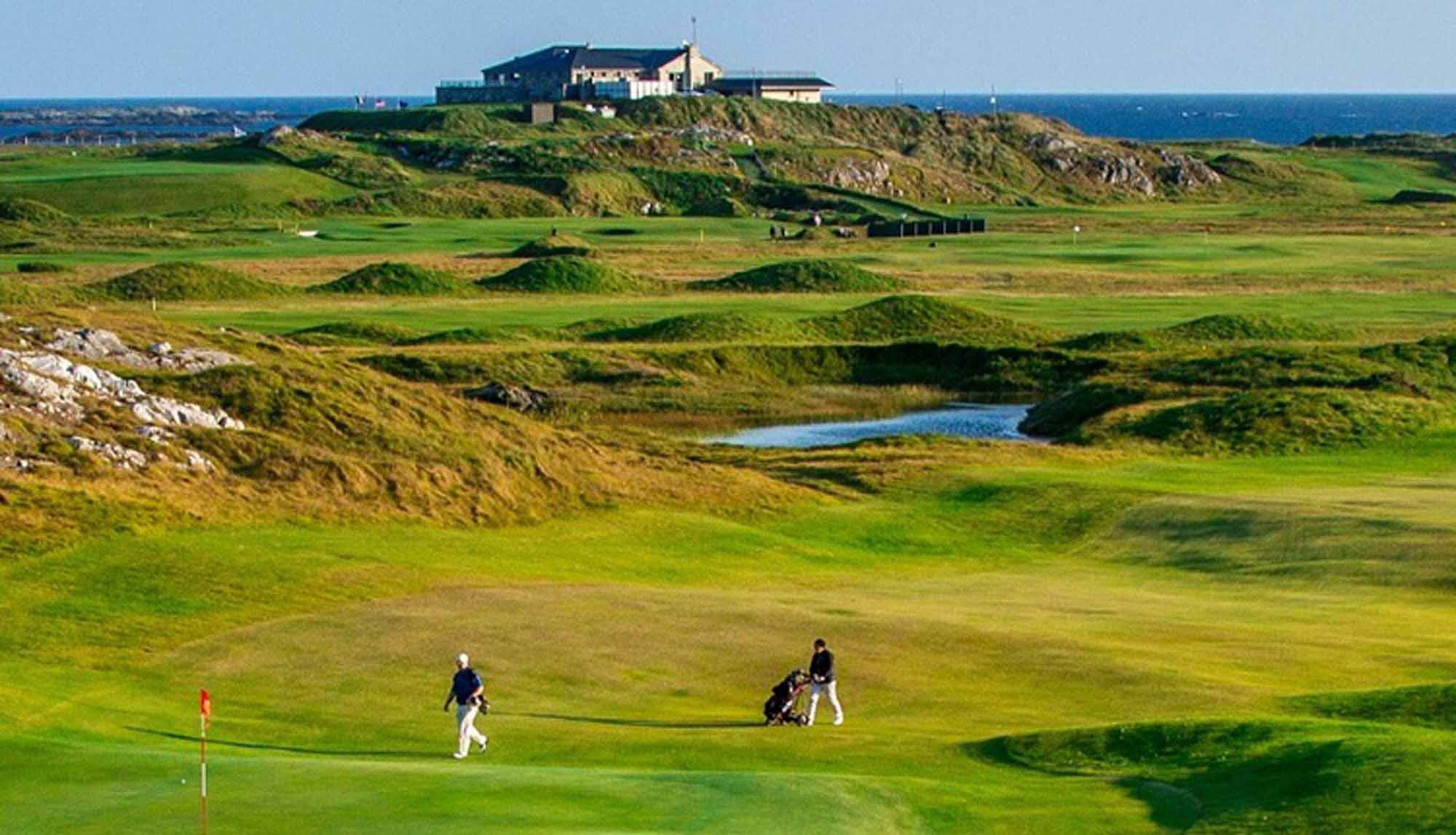 Un parcours de golf doté d’un club-house et offrant une vue sur l’océan.