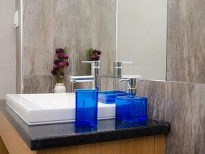 Een douche, een haardroger, handdoeken