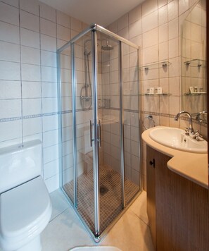 Shower, hair dryer, towels - PAL  - 1 HABITACIÓN VISTAS A CALLE ESTRECHA (Villajoyosa)