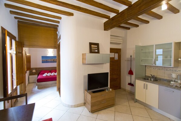Iron/ironing board, free WiFi, bed sheets
