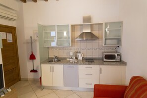 Fridge, microwave, dishwasher, coffee/tea maker