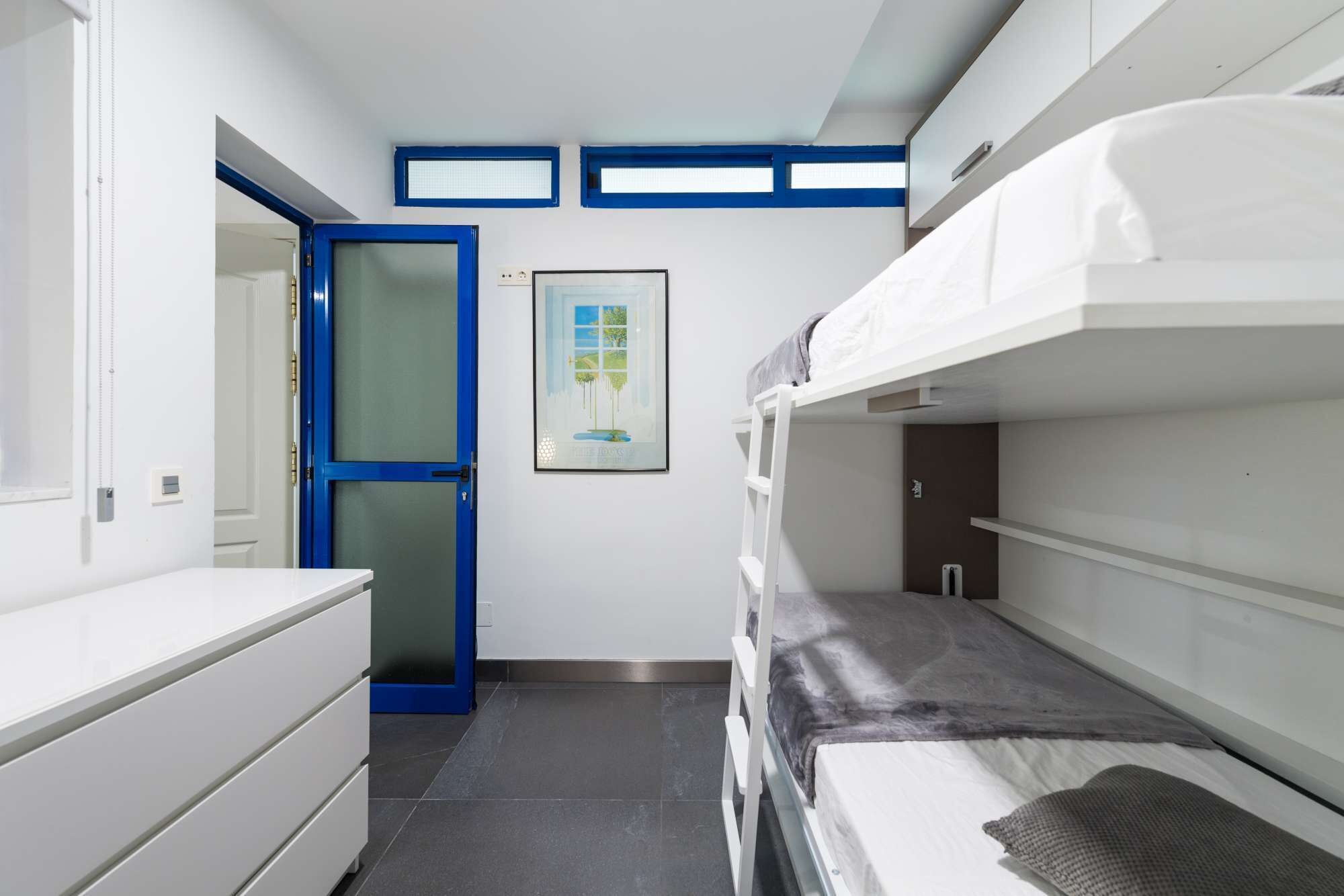 1 habitación, tabla de planchar con plancha, internet y ropa de cama 