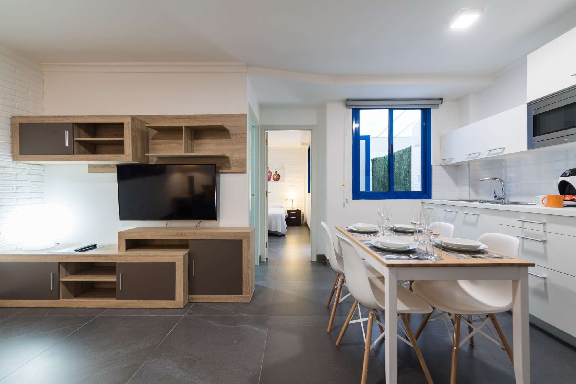 Kühlschrank, Mikrowelle, Ofen, Wasserkocher mit Kaffee-/Teezubehör