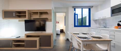 Fridge, microwave, oven, coffee/tea maker