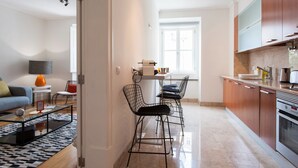 Un apartamento moderno con cocina, comedor y sala de estar.