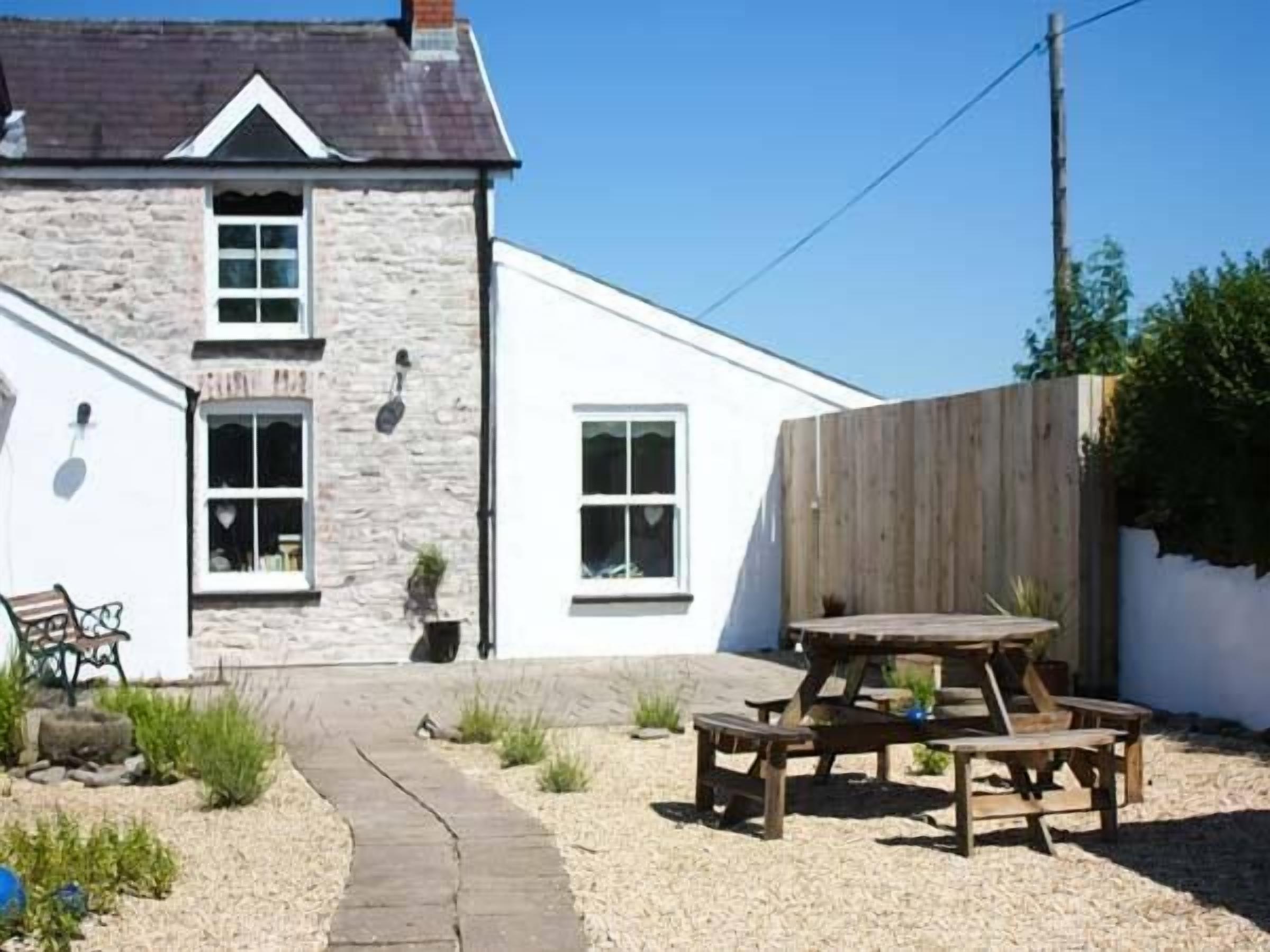 THE DEN, pet friendly, character holiday cottage in Llansteffan