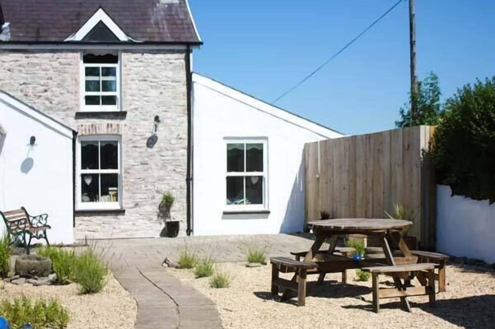 THE DEN, pet friendly, character holiday cottage in Llansteffan