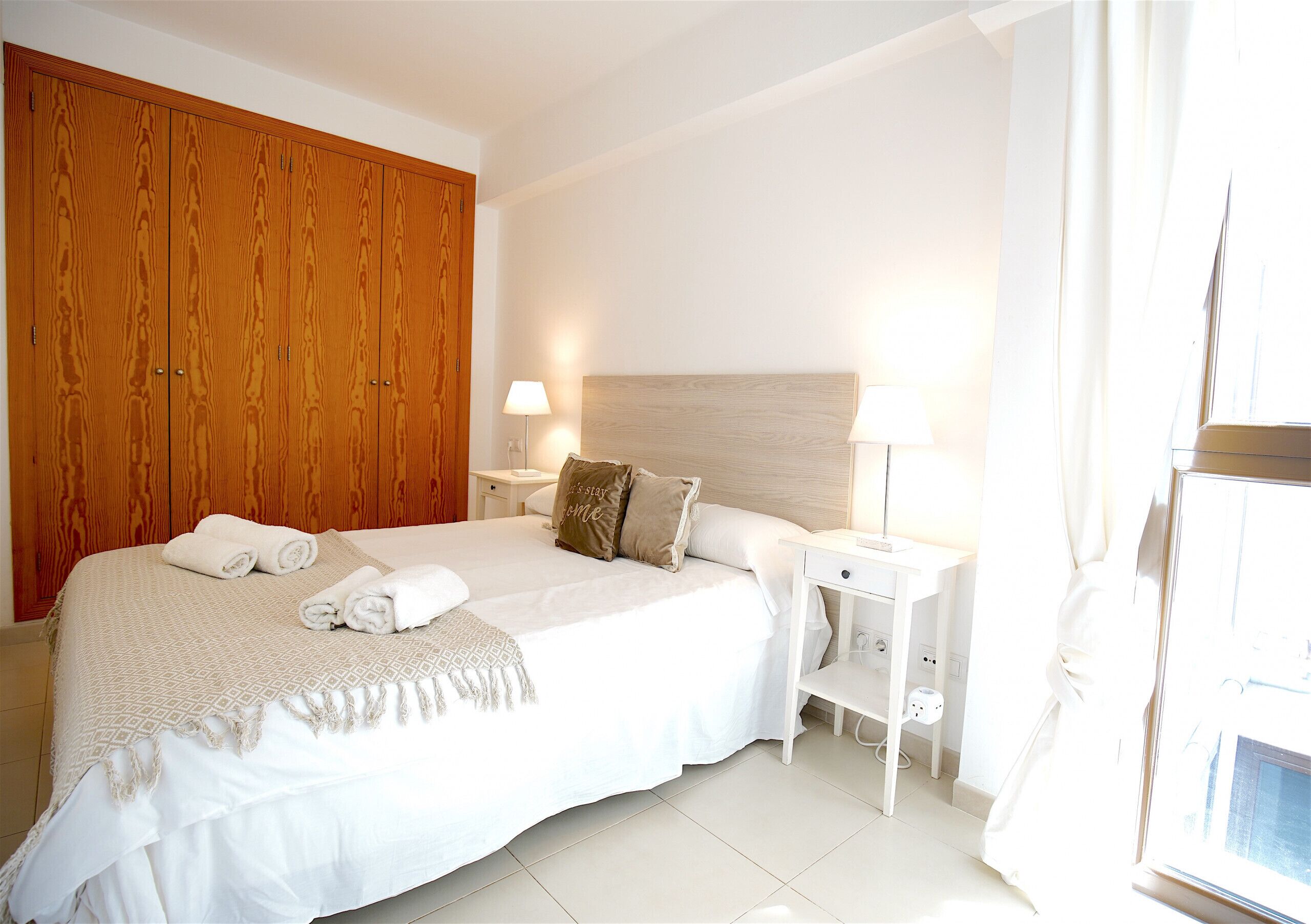 2 dormitorios, caja fuerte, tabla de planchar con plancha