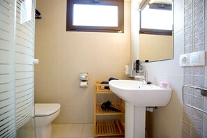 Suihku, ympäristöystävälliset hygieniatuotteet, hiustenkuivaaja