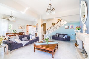 Smart TV, fireplace, video games, table tennis - Private villa with unique panoramic sea views, pool, bbq, 3km to the beach! (Prines)